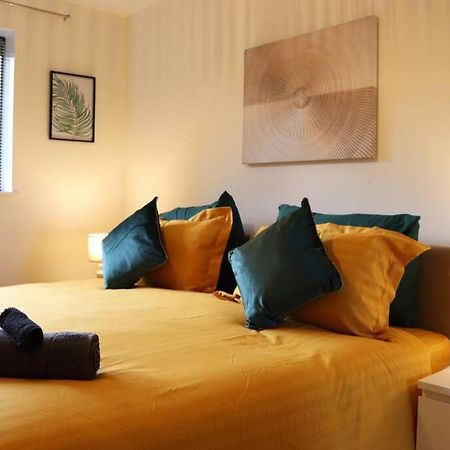 Cosy 3 Bedroom 2 Bathroom House With Parking Sheldon  ภายนอก รูปภาพ