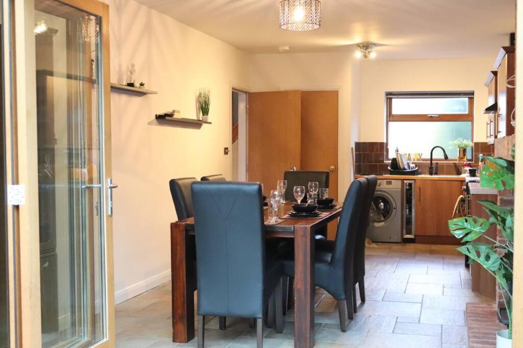 Cosy 3 Bedroom 2 Bathroom House With Parking Sheldon  ภายนอก รูปภาพ