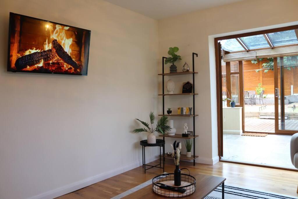 Cosy 3 Bedroom 2 Bathroom House With Parking Sheldon  ภายนอก รูปภาพ