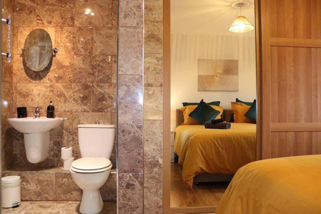 Cosy 3 Bedroom 2 Bathroom House With Parking Sheldon  ภายนอก รูปภาพ